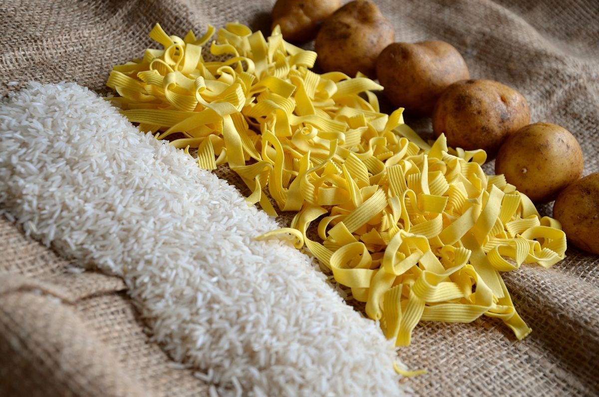 Riz cru, tagliatelles et pommes de terre posés sur de la toile de jute
