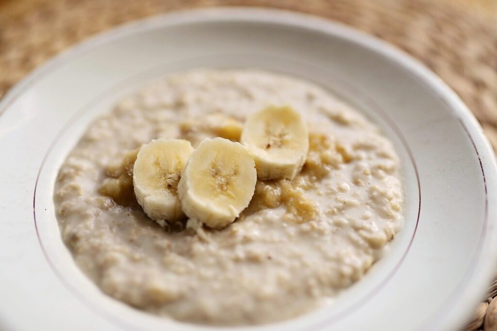 Bol de porridge aux flocons d'avoine garni de rondelles de banane