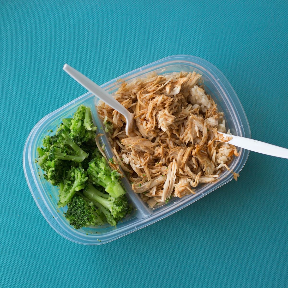 Boîte repas avec du poulet effiloché et des brocolis